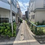前面道路西側(外観)